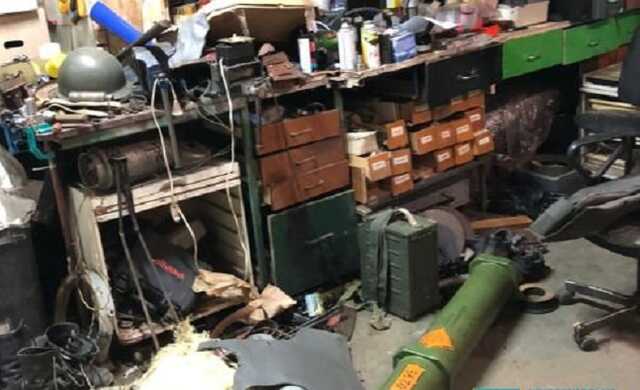 В Житомире мужчины собрали арсенал оружия с мест боев