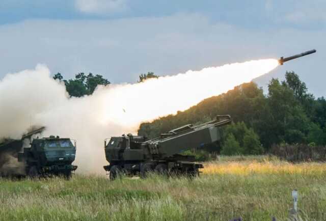 Украинские десантники выстрелом из гаубицы уничтожили вражеский склад боеприпасов