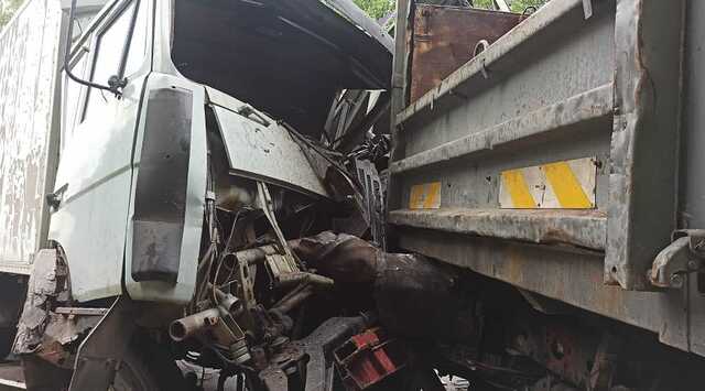 Под Киевом столкнулись три грузовика: одного из водителей зажало в кабине