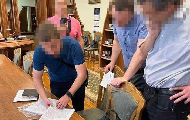 В Днепре ректор университета присвоил 920 тысяч гривен