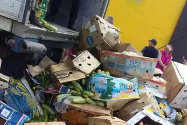 Оккупанты блокируют фуры на блокпосту в Васильевке – фермерам пришлось выбросить тонны овощей