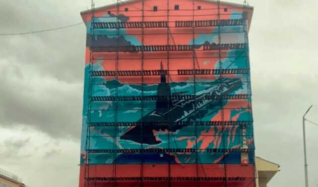 В России мурал в честь подводников украсили субмариной из США