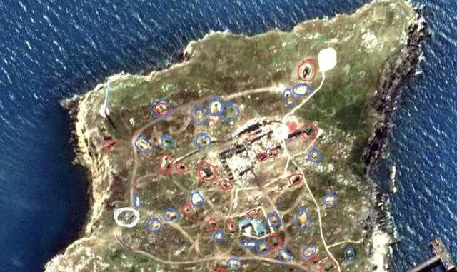 Оккупанты продолжают строить новые укрепления на острове Змеиный: появилось спутниковое фото