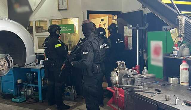 У Києві підприємець намагався продати позашляховики, які призначалися для ЗСУ