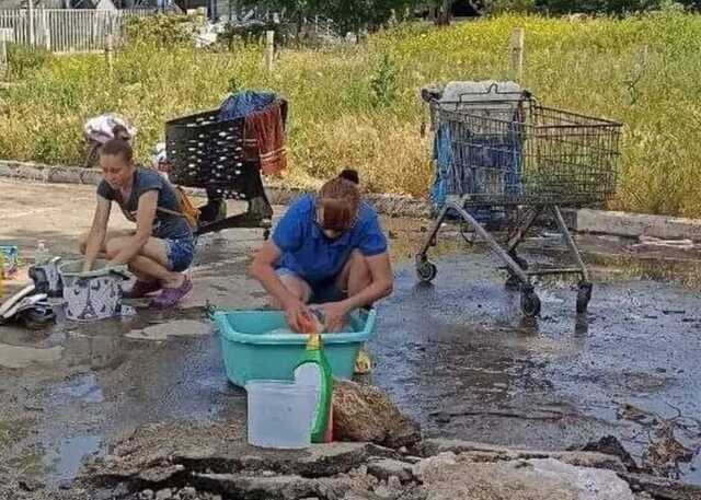 Общественные "помывочные" и стирка в лужах: оккупанты вернули Мариуполь в Средневековье