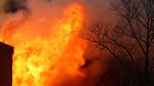 В Запорожской области загорелся химзавод: есть ли опасность для людей