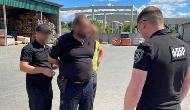 В Сарнах полицейского поймали на взятке