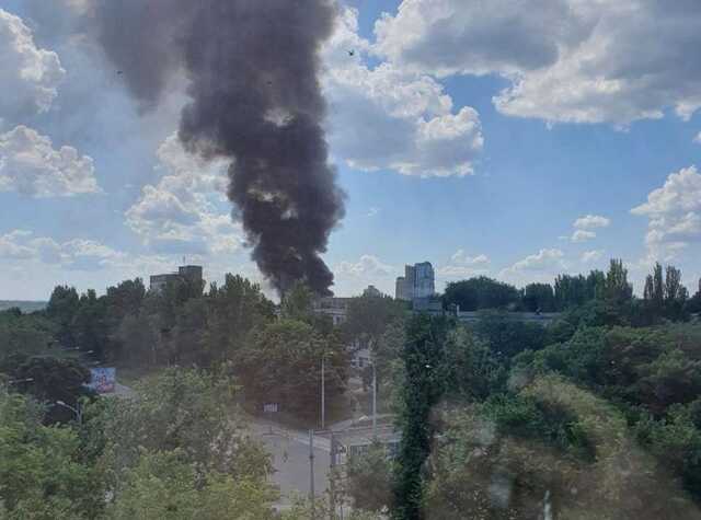 Мощный взрыв в центре оккупированного Донецка: над городом поднимается столб черного дыма