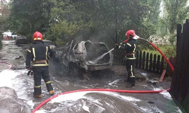 В Киеве во время ремонта загорелся автомобиль: есть пострадавший