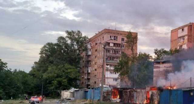 В Донецке повреждена городская «администрация», горит «Топаз» и магазин «Молоко»