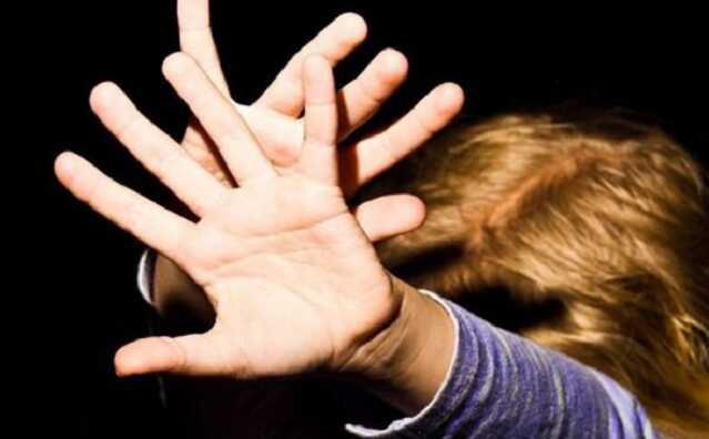 В Сумской области мужчина 9 лет заставлял ребенка спать с ним