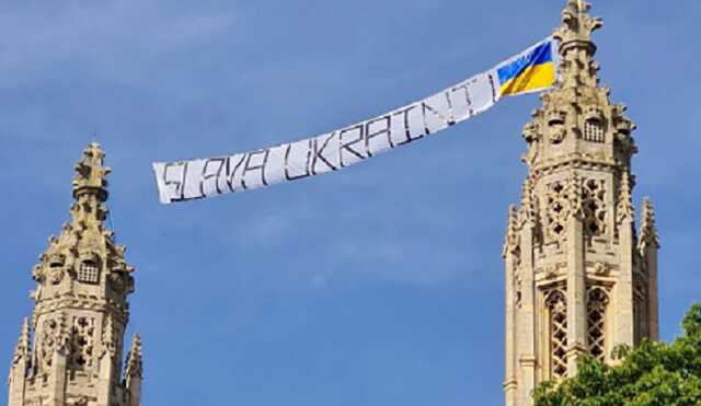 У Кембриджі над каплицею Королівського коледжу вивісили напис "Слава Україні!"