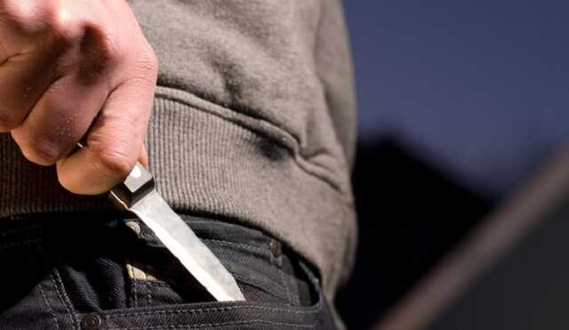 В Киеве рецидивист из-за зарядного устройства ударил мужчину ножом, а его друга вилкой