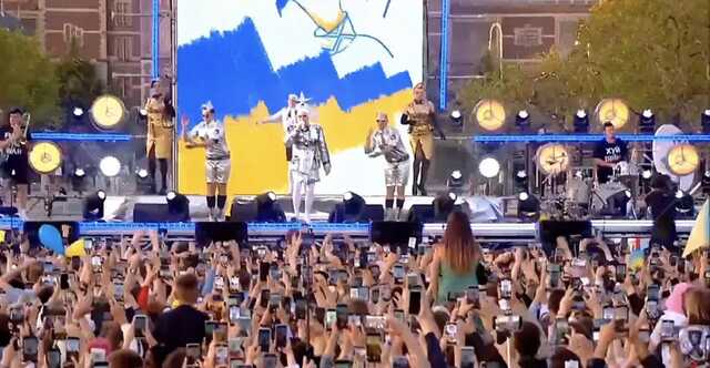 Верка Сердючка впервые спела со сцены "Russia Goodbye" вместо "Lasha tumbai" в Амстердаме