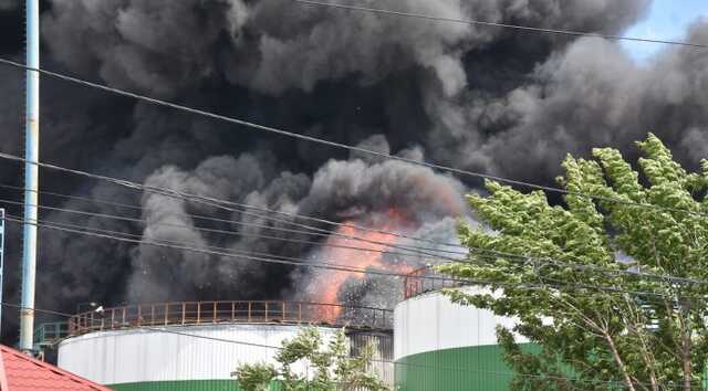В Миколаєві після ракетного обстрілу виникла велика пожежа на підприємстві, де зберігалась олія