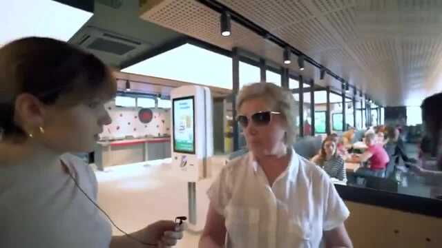 "Бургер нужен, а McDonald’s нет?" "Патриотичная" россиянка оконфузилась ответом журналистке