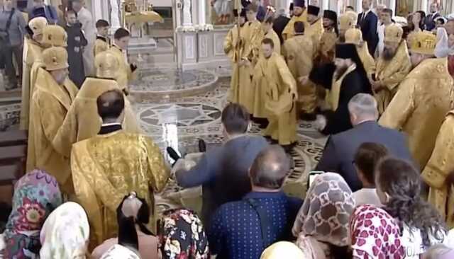 Глава РПЦ Патриарх Кирилл упал во время богослужения в Новороссийске