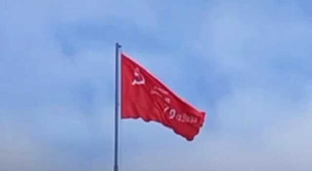 Партизаны не спят: в Херсоне "внезапно" исчез советский флаг, который привезли оккупанты