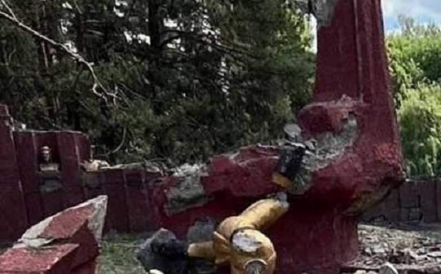 Памятник героям ВОВ «денацифицирован» успешно: в сети показали последствия авиаудара по Десне