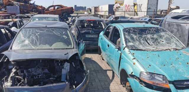 Рынок "Азовский" в Мариуполе превратился в автокладбище