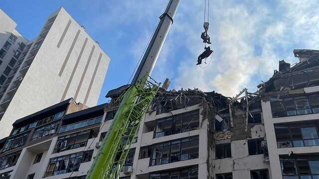 Из-под завалов дома в Киеве достали 6-летнюю девочку