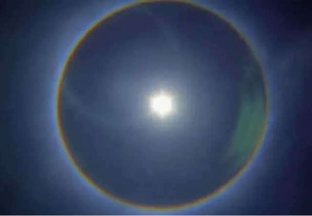 На Киевщине в небе заметили интересное атмосферное оптическое явление