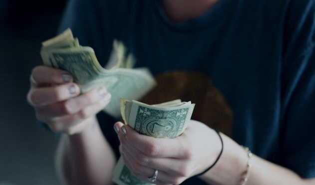 Сколько валюты отправляют украинцы из-за границы домой