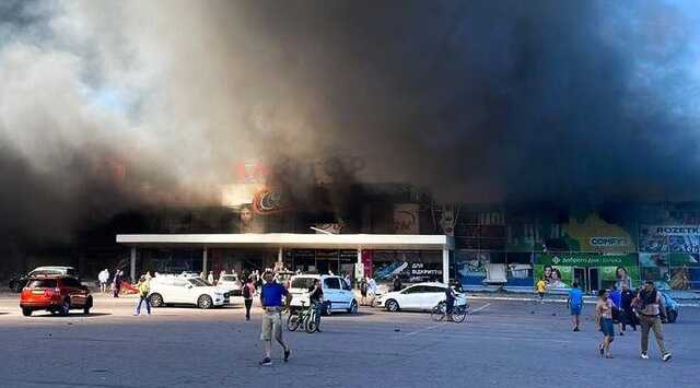 Ракетный удар с жертвами по ТРЦ в Кременчуге: Зеленский отреагировал на трагедию