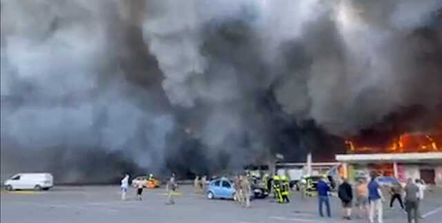 Удар ракетой по ТЦ в Кременчуге: появились кадры изнутри здания после прилета