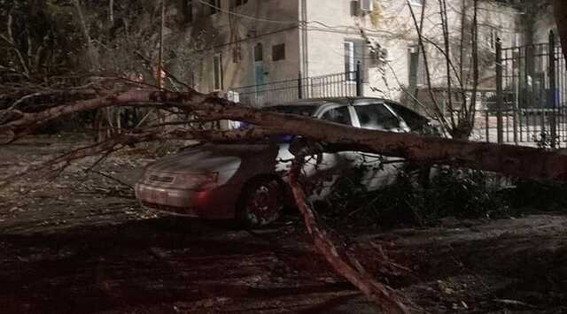 Снесло мост и развалило дороги: на оккупированный Крым обрушился ураган