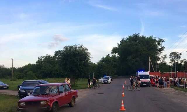 На Киевщине пьяный водитель ВАЗ сбил двух подростков и протаранил внедорожник