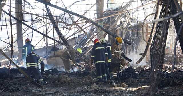 Удар по Кременчугу: ракета разорвалась внутри ТЦ, осталась воронка