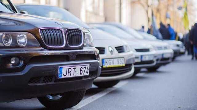 Украинцам разрешили завозить "евробляхи" через все пункты во Львовской области