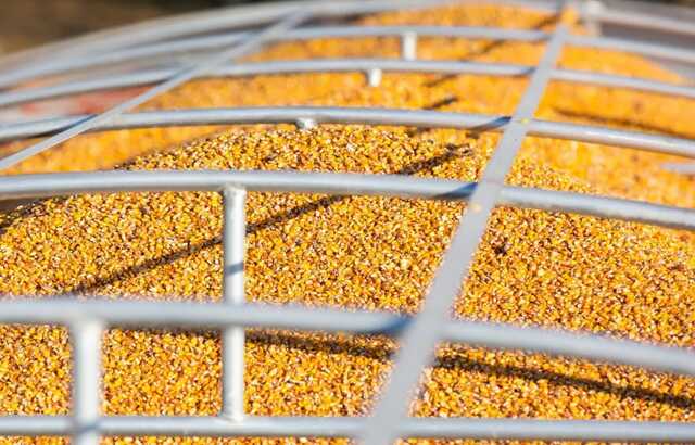 Оккупанты уничтожают технику, пытаются оставить украинцев без урожая