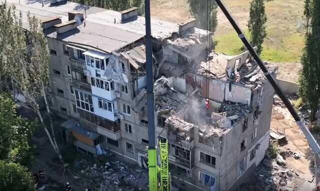 В сети показали, как выглядит с высоты разрушенная врагом многоэтажка в Николаеве