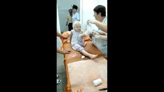 Маленькая жительница Николаева пела гимн, пока ей обрабатывали раны от ракетного обстрела