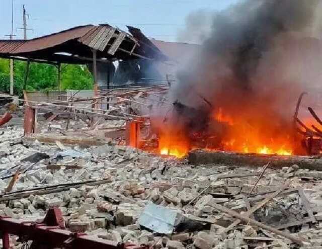 Оккупанты ударили по Днепропетровщине: попали по центру села и уничтожили склад с зерном