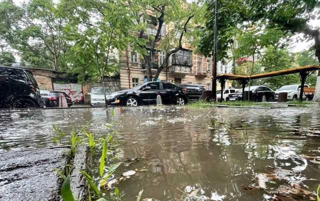Затопленные улицы и остановлено движение транспорта: Одессу накрыл мощный ливень