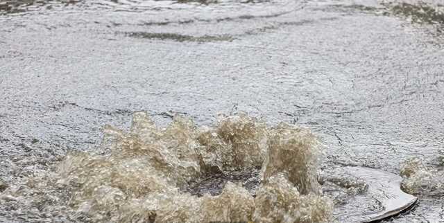 В Одессе сильный ливень превратил улицы в "реки"