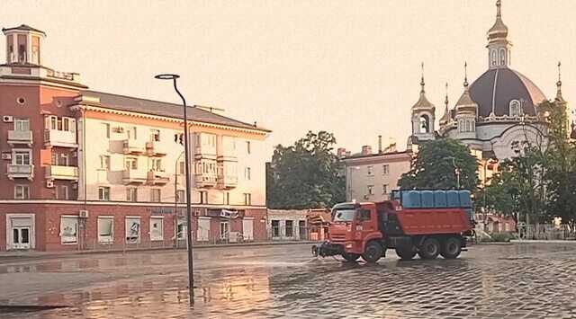 В Мариуполе, где жители собирают воду из луж, устроили показательное мытье улиц
