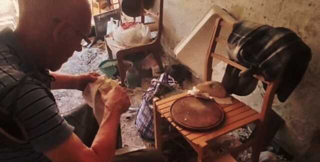 В Мариуполе люди живут среди руин домов и едят заплесневевший хлеб: показали видео
