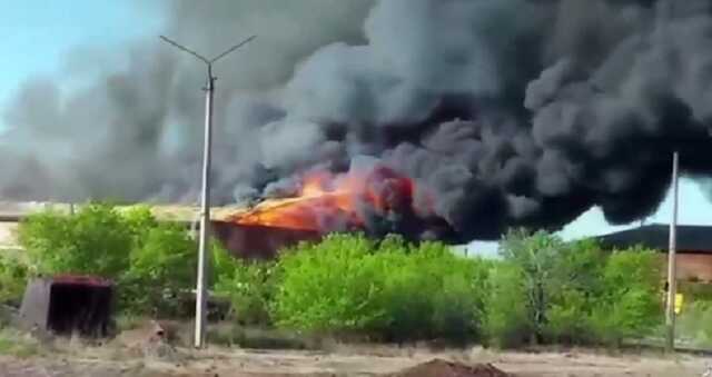В России вспыхнул мощный пожар на складах, поднялся черный дым