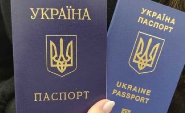 Украинцы смогут получить паспорта за рубежом: где и когда