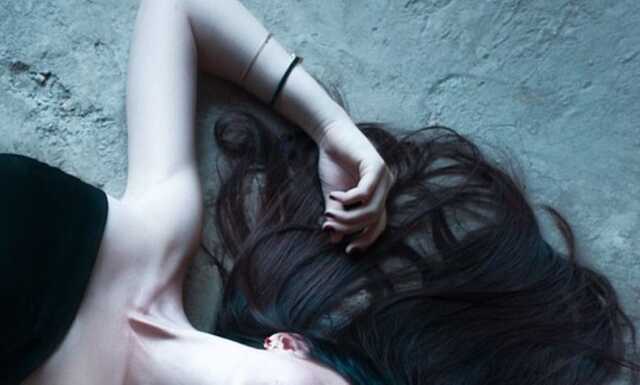 На центральном проспекте в Мелитополе обнаружили труп девушки