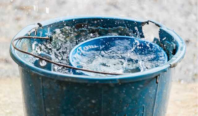 Мариупольцы получают пять литров питьевой воды в неделю