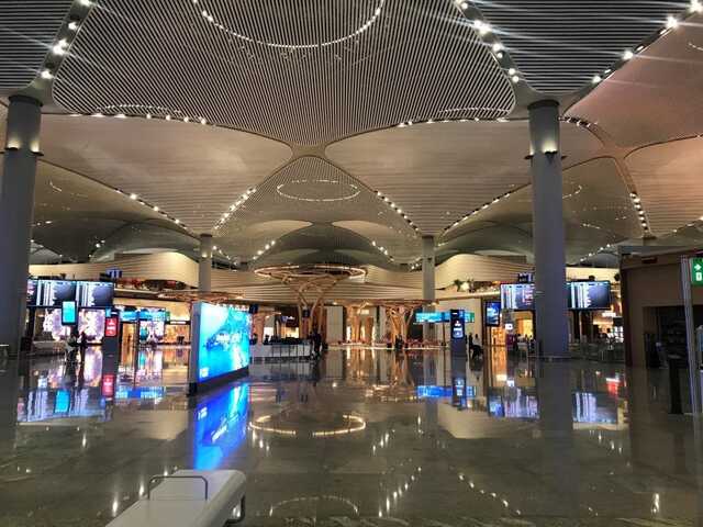 Dior відмовився продавати товар росіянам в аеропорту Стамбула