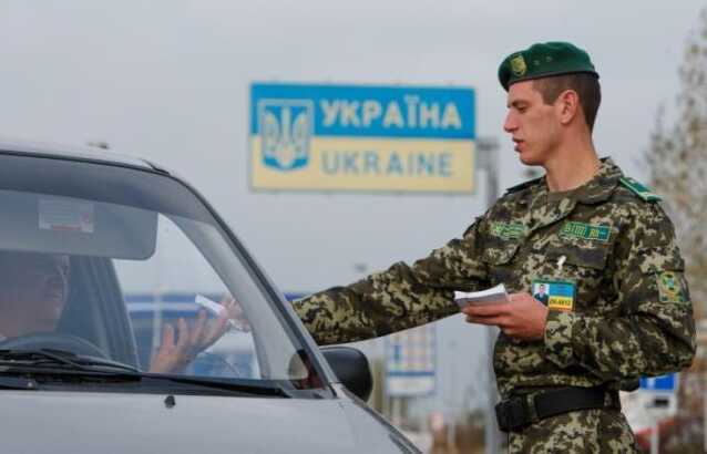На границе начали вычислять украинское гражданство у мужчин с иностранными паспортами