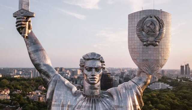 Вятрович возмутился, что украинцам предлагают оставить герб СССР на Родине-матери в Киеве