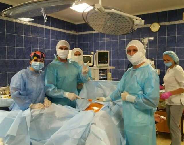 На Донбассе хирурги провели уникальную операцию в боевых условиях и спасли защитника Украины