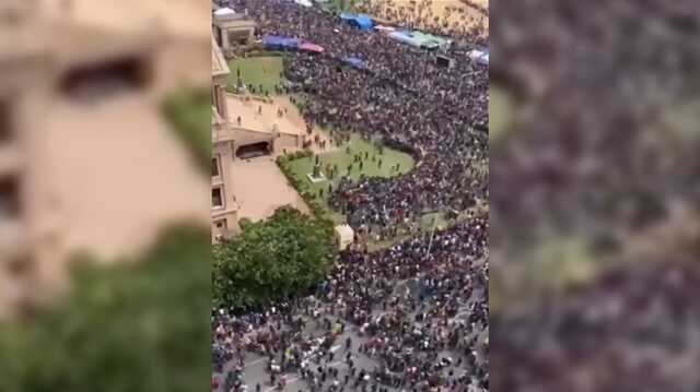 Появилось видео из Шри-Ланки, как стотысячная толпа захватывает президентский дворец